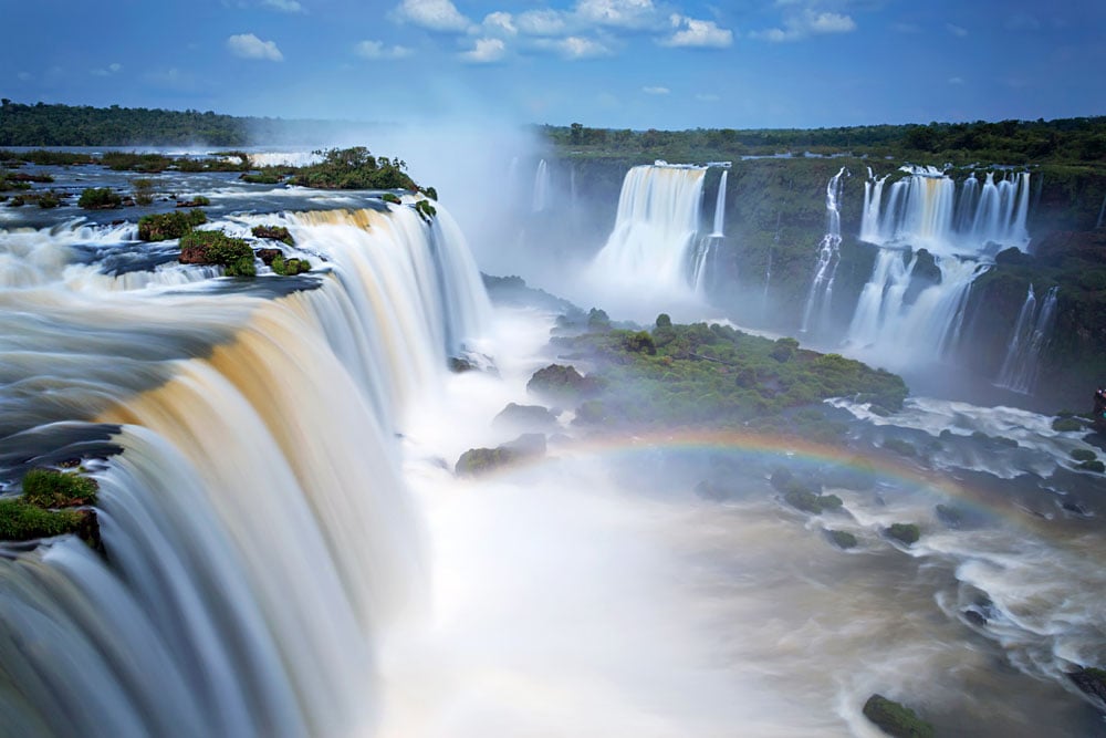 Approchez-vous des chutes d'Iguassu, en Amérique du Sud.
